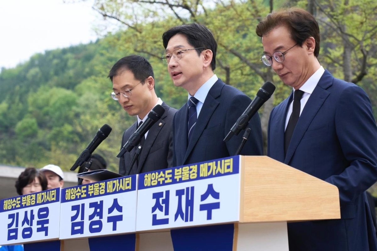 왼쪽부터 더불어민주당 김상욱 울산시장 후보, 김경수 경남도지사 후보, 전재수 부산시장 후보가 14일 경남 김해시 봉하마을 고 노무현 대통령 묘역 앞에서 공동 출정식을 열고 ‘부울경 해양수도 메가시티’ 재추진 등을 선언하고 있다. 2026.4.14. 더불어민주당 경남도당 제공