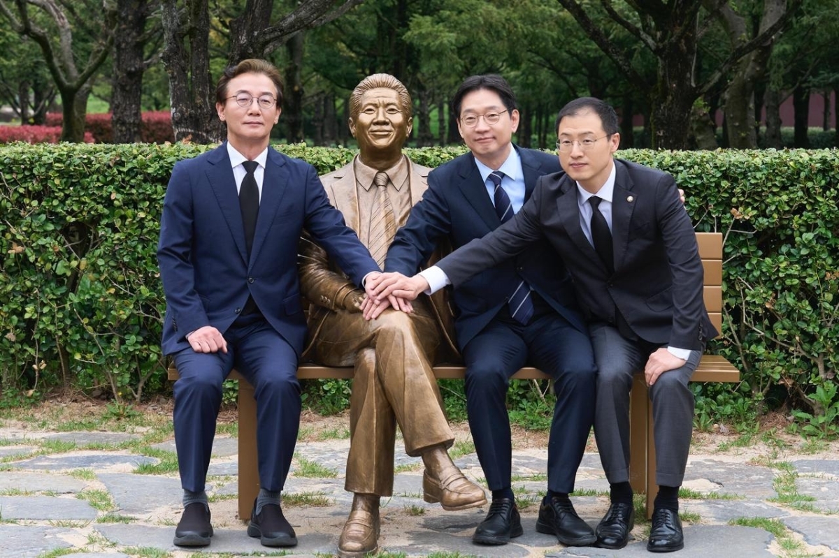 더불어민주당 부울경 시장·도지사 후보가 14일 경남 김해시 진영읍 봉하마을 노무현 전 대통령 묘역 참배 후 노 전 대통령 동상에서 기념 촬영하고 있다. 왼쪽부터 전재수 부산시장 후보, 김경수 경남도지사 후보, 김상욱 울산시장 후보. 2026.4.14. 더불어민주당 경남도당 제공