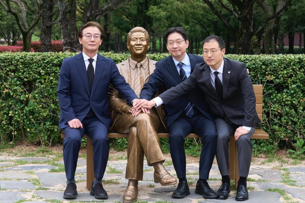 더불어민주당 부울경 시장·도지사 후보가 14일 경남 김해시 진영읍 봉하마을 노무현 전 대통령 묘역 참배 후 노 전 대통령 동상에서 기념 촬영하고 있다. 왼쪽부터 전재수 부산시장 후보, 김경수 경남도지사 후보, 김상욱 울산시장 후보. 2026.4.14. 더불어민주당 경남도당 제공