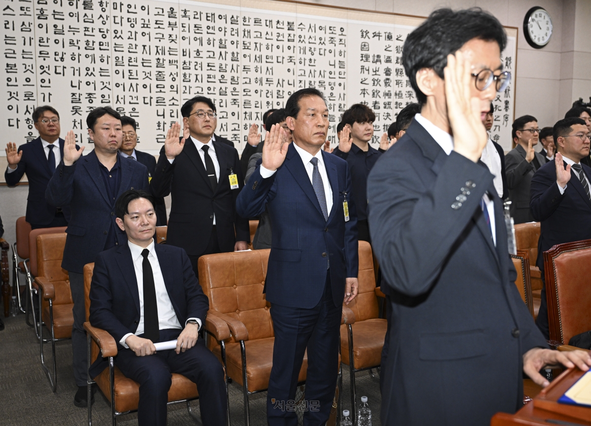 박상용 검사가 14일 국회 윤석열정권정치검찰조작기소의혹사건진상규명 국정조사 특별위원회에서 열린 쌍방울 대북 송금 사건 관련 청문회에서 증인 선서 도중 자리에 앉아 있다. 2026.4.14 이지훈 기자