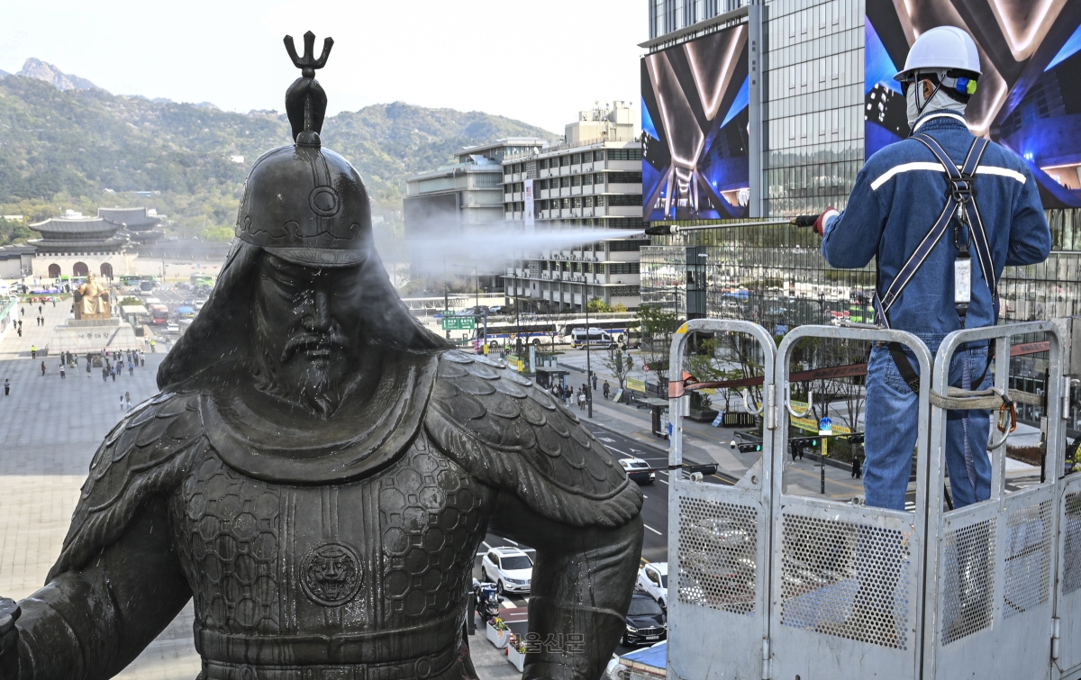 서울시 관계자들이 14일 서울 종로구 광화문광장에서 봄을 맞아 이순신 장군 동상을 세척하고 있다. 2026.4.14 이지훈 기자