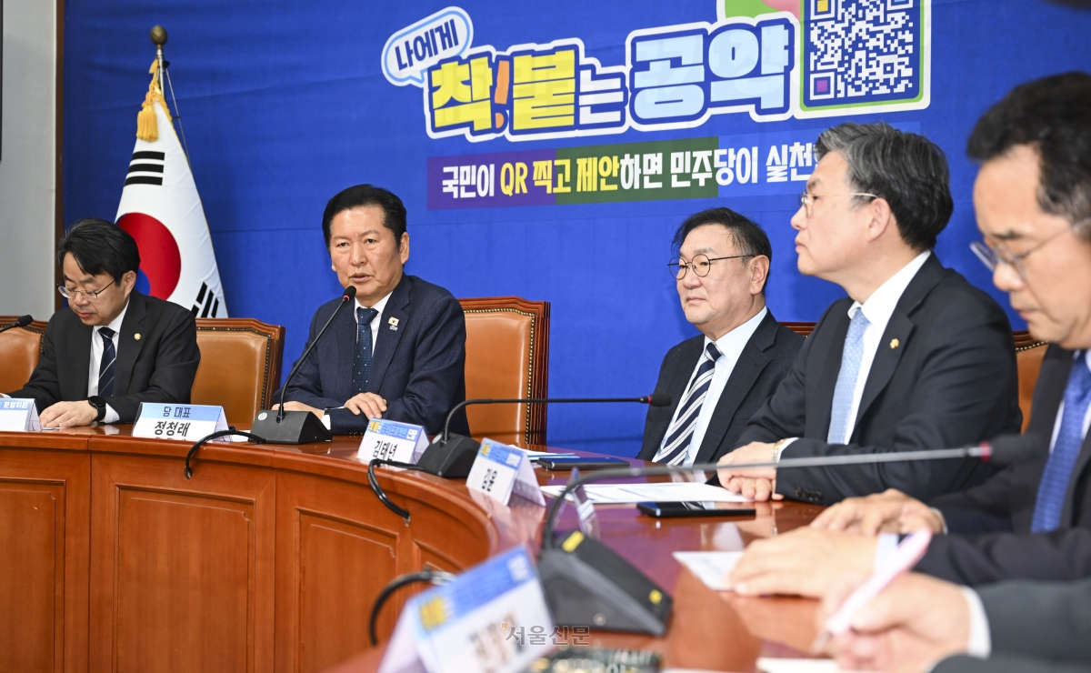 정청래(왼쪽 두 번째) 더불어민주당 대표가 14일 국회에서 열린 착!붙 공약 프로젝트 6·7호 공약 발표회에서 발언하고 있다. 2026.4.14 이지훈 기자
