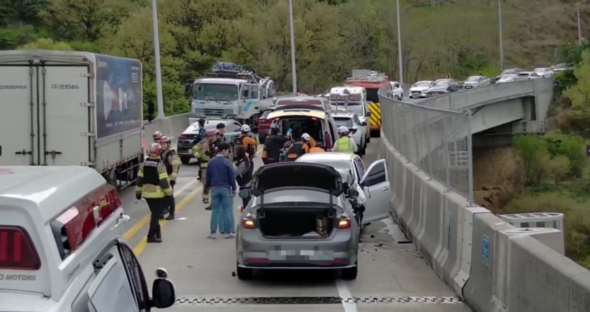 14일 오전 울산 북구 염포동 성내고가교에서 화물차와 경차가 출동했다. 교통사고 현장. 울산소방본부 제공