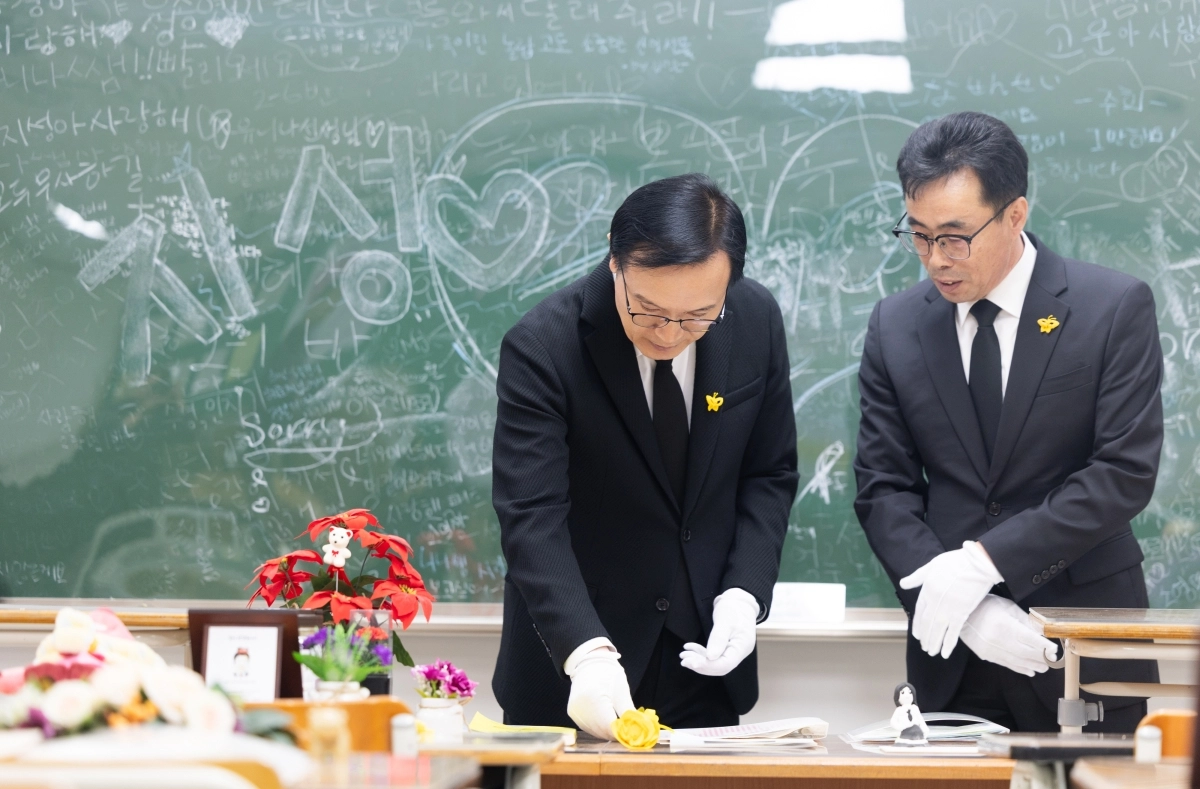 임태희 경기도교육감이 14일 안산 단원고 기억교실을 찾아 희생 학생 책상에 국화를 헌화하고 있다. (경기도교육청 제공)