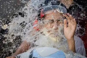 사흘 동안 95명 사망 ‘목숨 건 축제’…“성추행 했다간 징역 10년” 경고까지