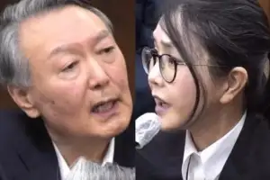 윤석열·김건희 부부 9개월 만에 ‘재회’…尹, 옅은 미소 지으며 응시