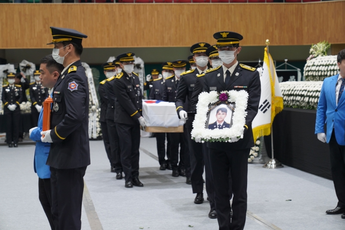 전남 완도군농어민문화체육센터에서 고(故) 박승원(44) 소방경과 고 노태영(30) 소방교의 영현 운구 행렬이 영결식을 마치고 빠져나가고 있다.