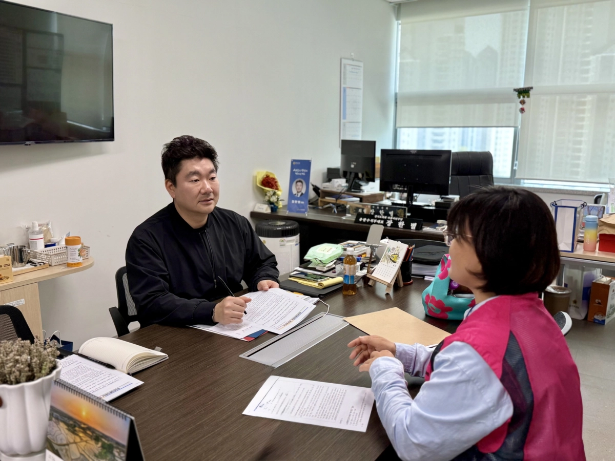 장한별 의원이 14일 경기도의회에서 정담회를 열고 전국학교비정규직노동조합 경기지부 조은정 정책국장과 늘봄행정실무사 처우개선 현황을 점검하고 있다.(사진=경기도의회)