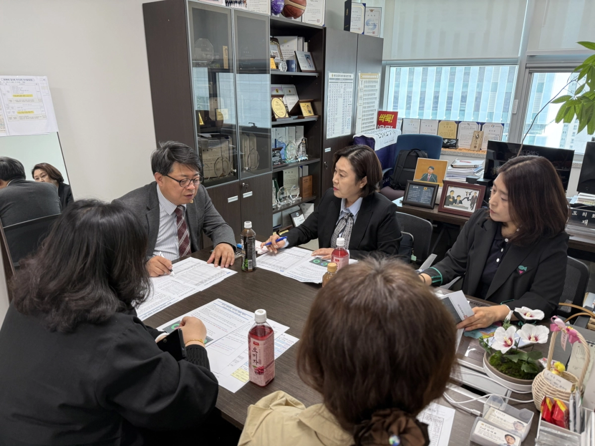 김재훈 의원이 13일 영아 보육환경 개선을 위한 정담회를 열고 0세아 어린이집연합회 관계자로부터 현장 의견을 청취하고 있다.(사진=경기도의회)