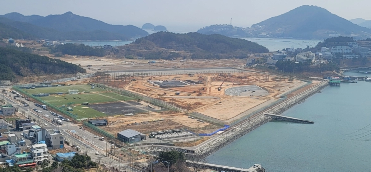 행사장 부지 조성 공사가 진행되고 있는 2026 여수세계섬박람회장 전경.