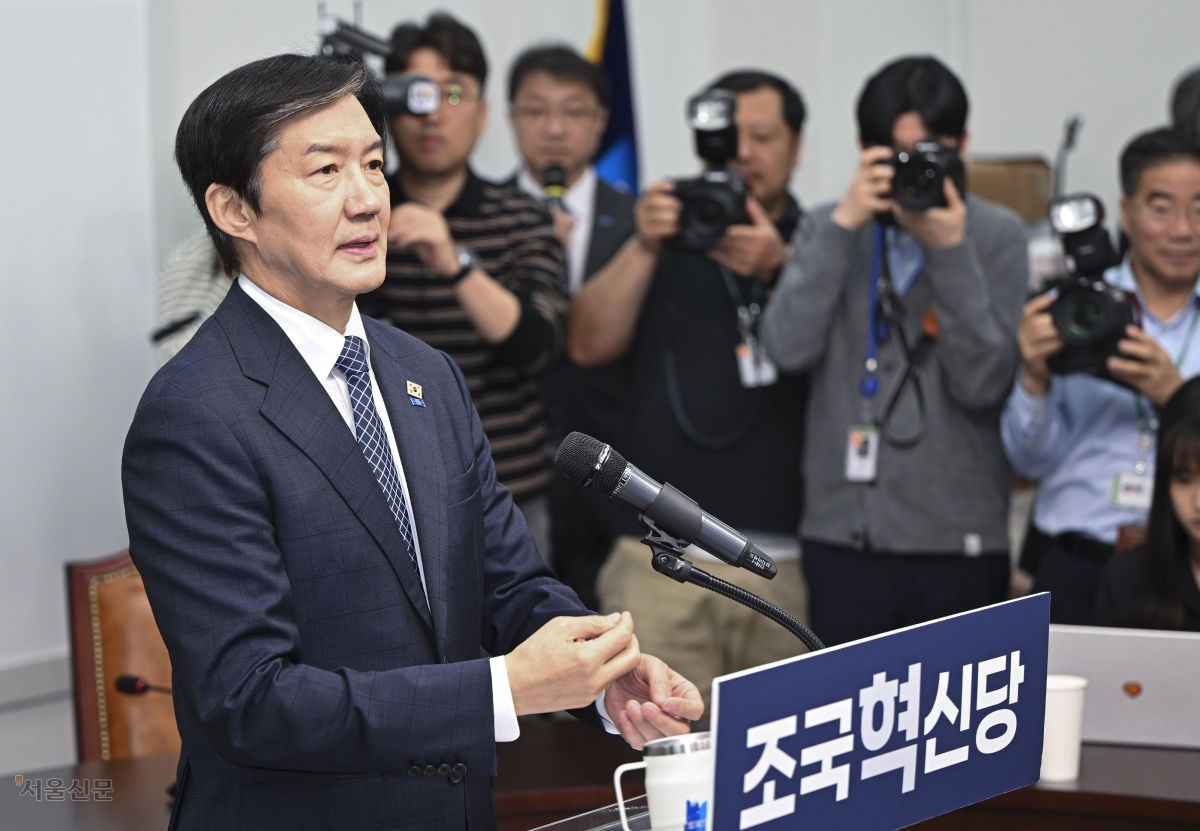 조국 조국혁신당 대표가 14일 국회에서 기자회견을 하고 있다. 조 대표는 6·3 지방선거와 함께 치러지는 국회의원 재보궐선거에서 경기 평택을 지역구에 출마하겠다고 밝혔다. 이지훈 기자