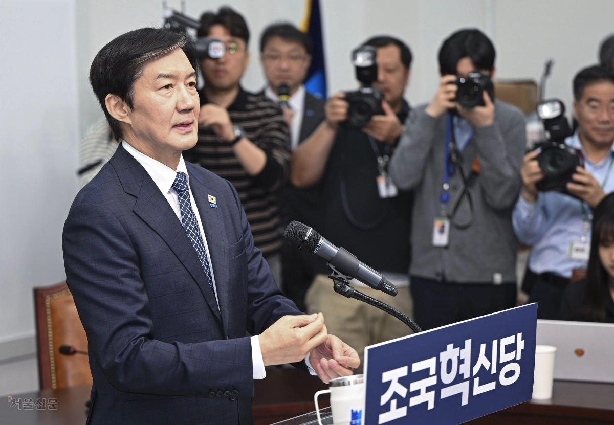 조국 조국혁신당 대표가 14일 국회에서 기자회견을 하고 있다. 조 대표는 6·3 지방선거와 함께 치러지는 국회의원 재보궐선거에서 경기 평택을 지역구에 출마하겠다고 밝혔다. 이지훈 기자