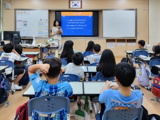 서울 은평구의 한 초등학교에서 어린이 동물보호교실 ‘사랑할개’ 교육이 진행되고 있다. 은평구 제공