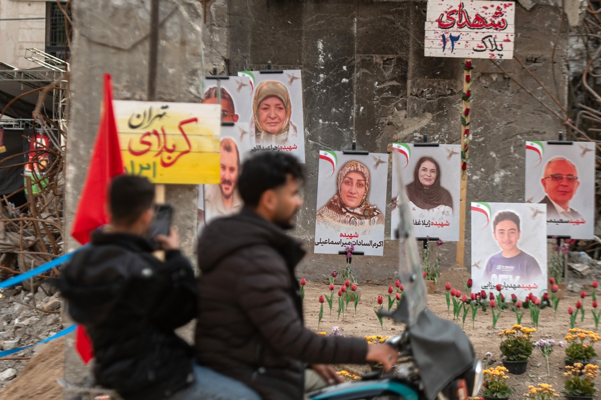 테헤란 벽 뒤덮은 희생자의 얼굴