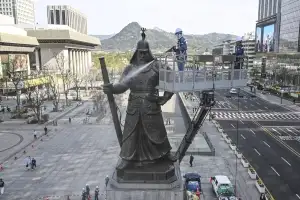 여름 같은 봄날씨… 이순신 장군님 시원하시죠?