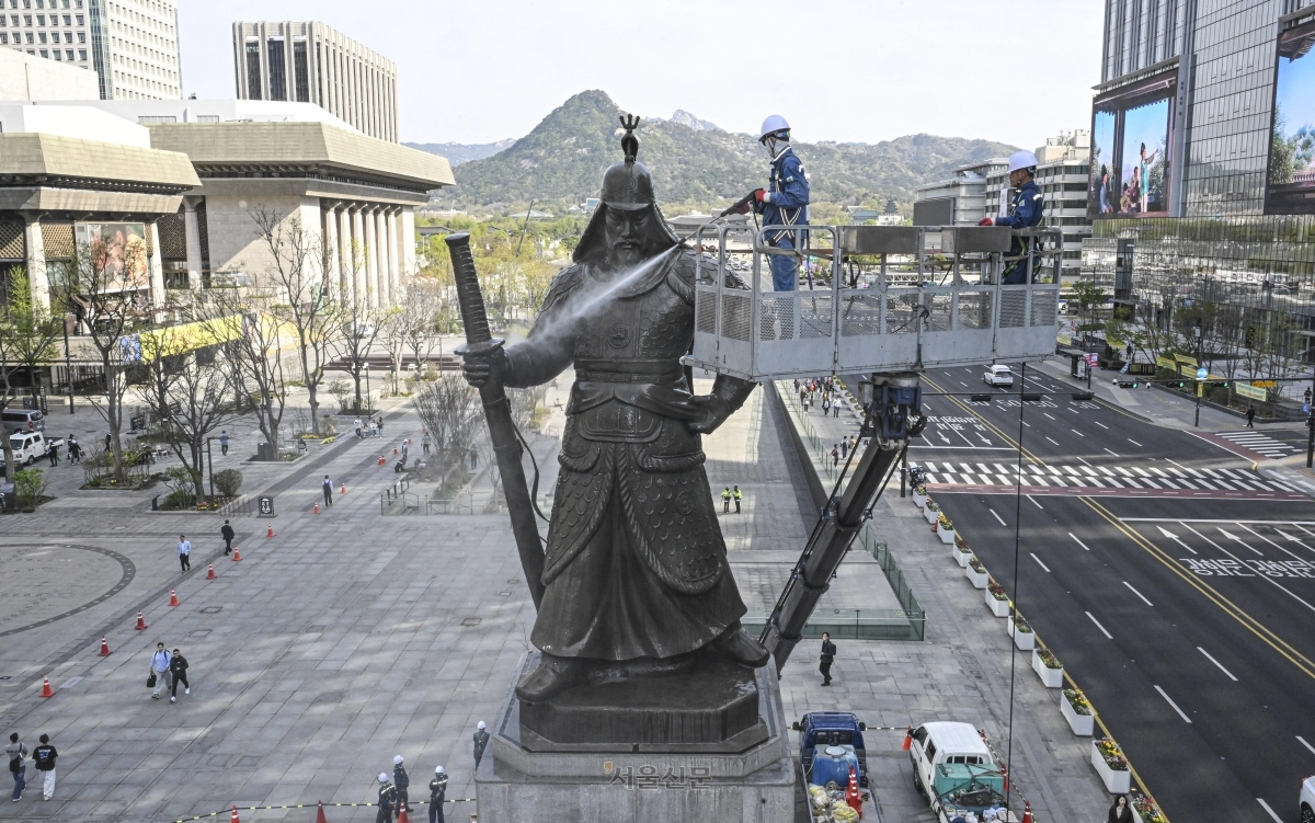 여름같은 봄날씨… 이순신 장군님 시원하시죠?