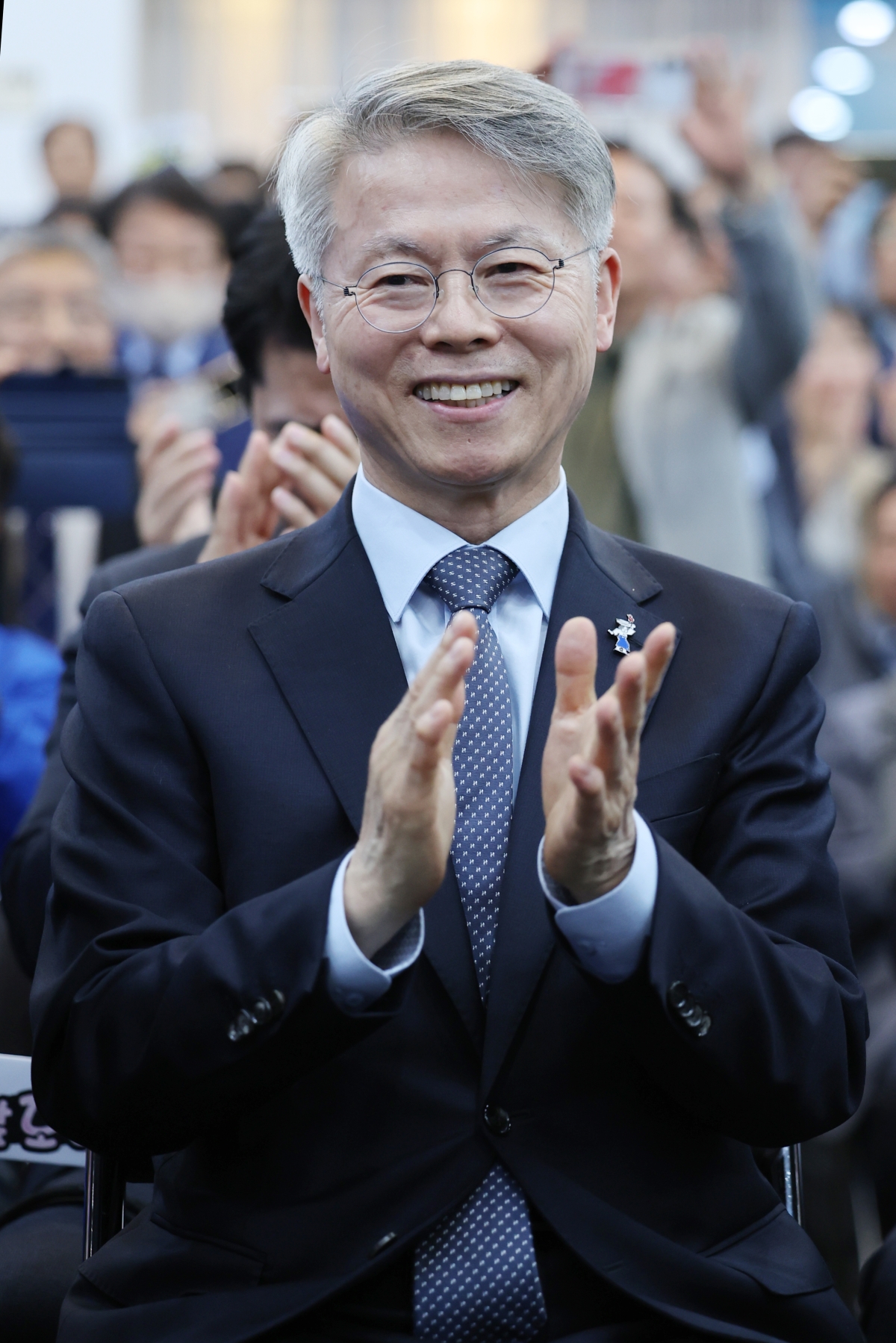 민형배 더불어민주당 의원이 14일 6·3 지방선거 초대 전남광주통합특별시장 후보로 확정된 뒤 박수를 치고 있다. 민 후보는 ﻿결선에서 김영록 전남지사를 꺾고 최종 후보가 됐다. 광주 연합뉴스