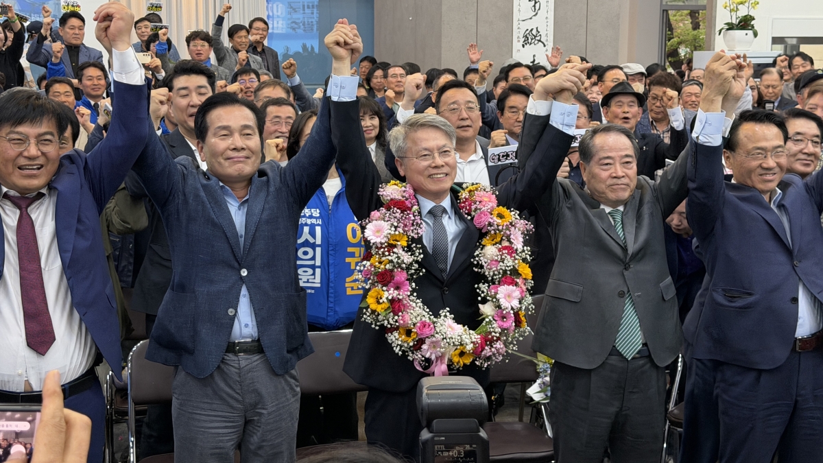 민형배 후보가 14일 민주당 전남광주특별시장 후보로 확정된 뒤 지지자들과 함께 기뻐하고 있다. 민형배 경선사무소 제공