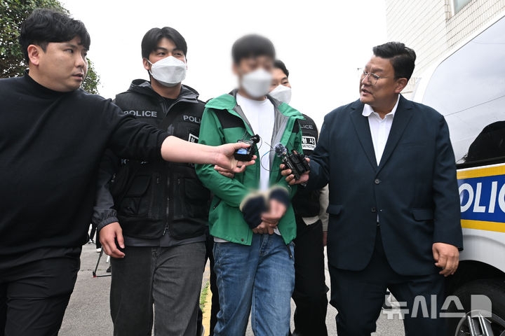 14일 오후 전남 해남군 광주지법 해남지원에서 업무상실화 혐의를 받는 중국인 이주노동자 30대 남성 A씨가 구속 전 피의자 심문을 받은 뒤 나오고 있다.  뉴시스