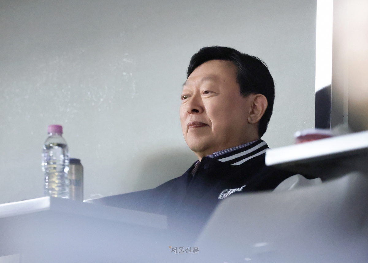 신동빈 롯데 회장이 14일 서울 잠실구장에서 열린 롯데 자이언츠와 LG 트윈스의 경기를 관전하고 있다. 2026.4.14 롯데 자이언츠 제공