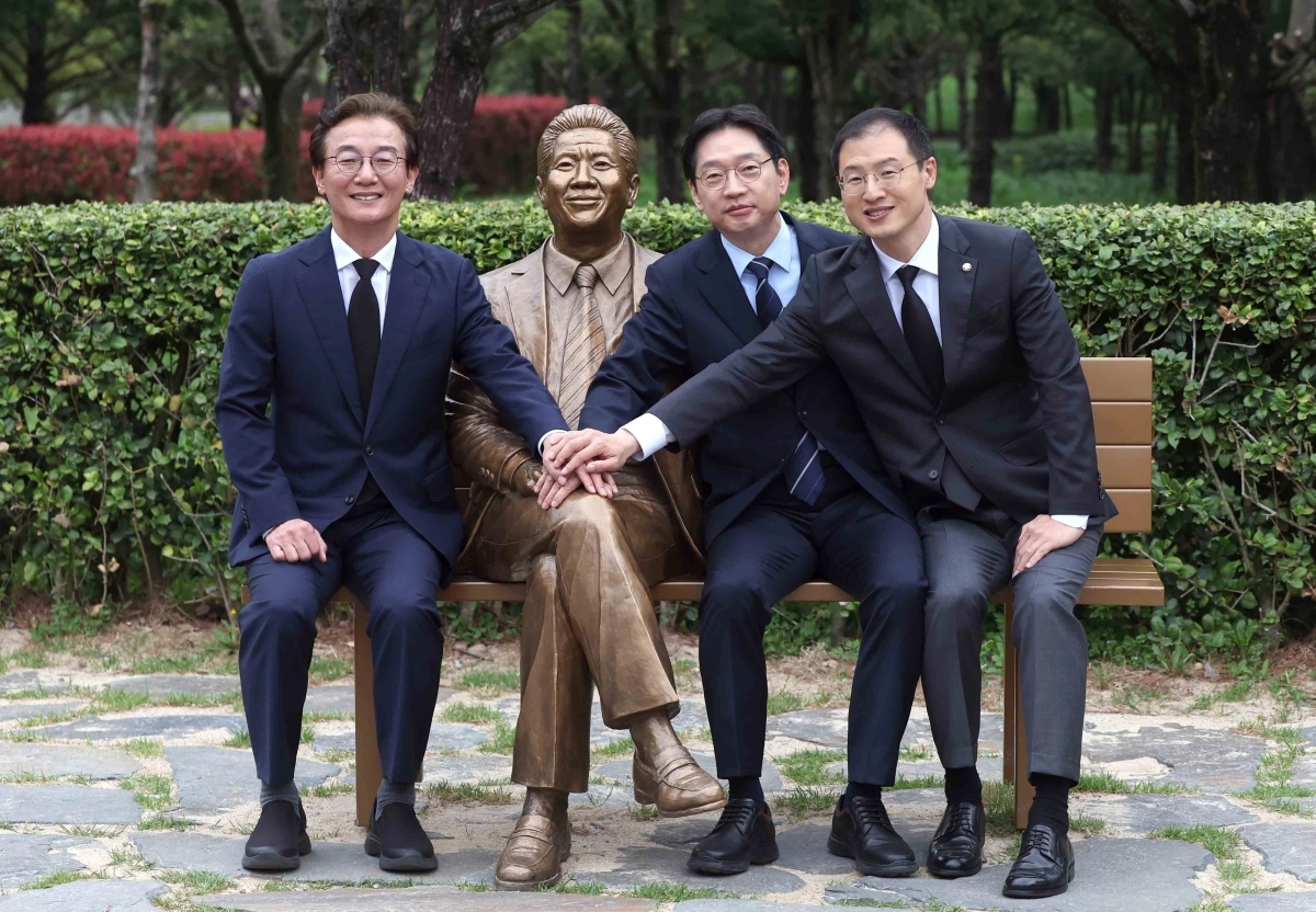 6·3 지방선거 더불어민주당 부·울·경 후보들이 14일 경남 김해시 봉하마을에서 노무현 전 대통령 동상 위에 손을 모은 채 기념촬영을 하고 있다. 왼쪽부터 부산시장 후보인 전재수 의원, 경남지사 후보인 김경수 전 지사, 울산시장 후보인 김상욱 의원.  김해 연합뉴스