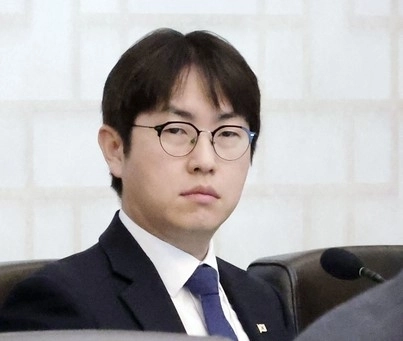 더불어민주당 부산 북구갑 국회의원 재보궐선거에서 차출론이 제기된 하정우 청와대 AI미래기획수석이 14일 청와대에서 국무회의에 참석해 있다.  서울 뉴스1