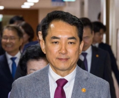 국민의힘 부산 북구갑 후보로 거론되는 박민식 전 국가보훈부 장관이 2023년 정부서울청사에서 국무회의에 들어가고 있다.  연합뉴스