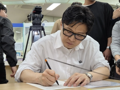 한동훈 전 국민의힘 대표가 14일 부산 북구 만덕2동 주민센터에서 전입신고 서류를 작성하는 모습. 부산 뉴스1