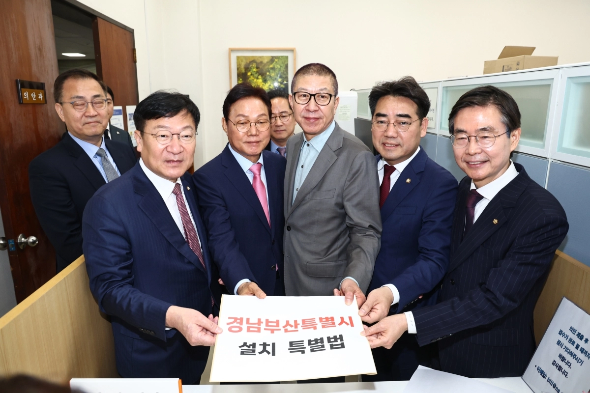 국민의힘 부산시장 후보인 박형준(오른쪽 세 번째) 시장과 경남지사 후보인 박완수(네 번째) 지사 등이 14일 경남·부산 통합특별시 설치 특별법안을 국회에 제출하는 모습. 서울 뉴시스