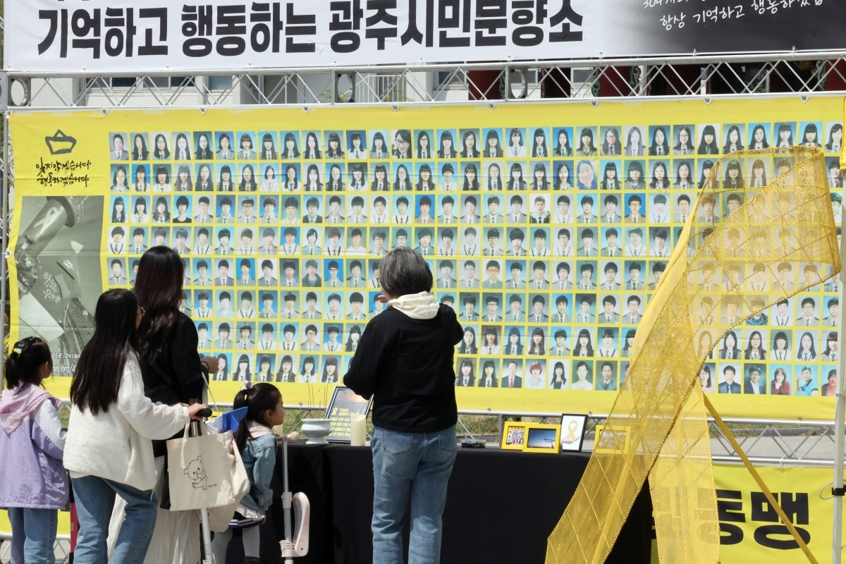 세월호 참사 12주기를 닷새 앞둔 지난 11일 광주 동구 5·18민주광장에 마련된 시민분향소에서 추모객들이 분향을 하고 있다. 광주 연합뉴스