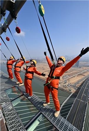 지난달 청라하늘대교 개통을 앞두고 관계자들이 교량 상부 체험시설 등 관광시설을 점검하는 모습. 인천시 제공