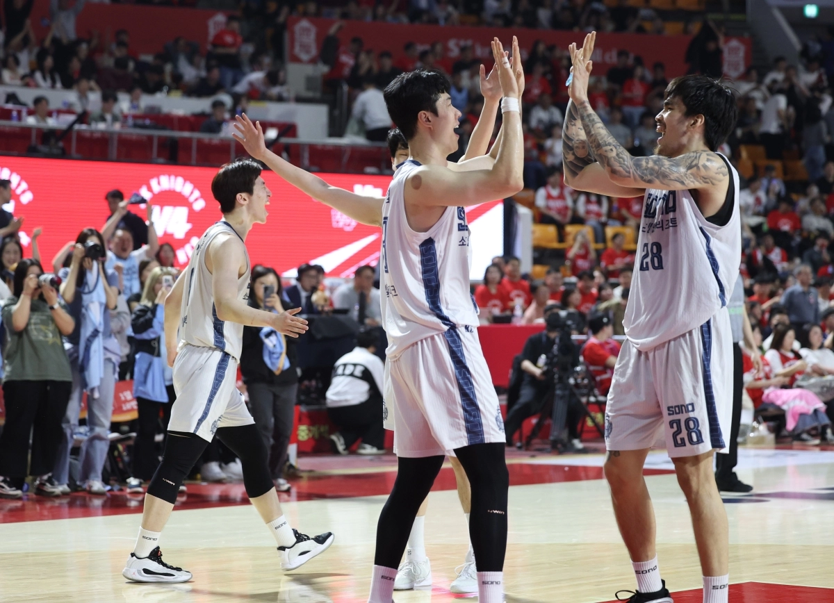 프로농구 고양 소노의 이정현(가운데)과 케빈 켐바오가 14일 서울 송파구 잠실학생체육관에서 열린 프로농구 6강 플레이오프(5전3승제) 2차전 서울 SK와의 경기에서 승리한 뒤 손뼉을 마주치며 기뻐하고 있다.﻿ 연합뉴스