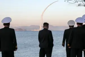 [포토] 김정은, 구축함서 미사일 발사 참관