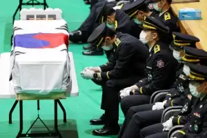 [포토] 슬픔에 잠긴 동료 소방관들