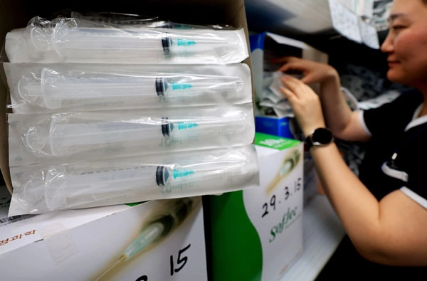 중동 사태 장기화로 석유화학 원료 기반 의료 소모품의 수급 차질 우려가 커지자 정부가 주사기와 주사침에 대한 매점매석 행위를 금지하기로한 14일 서울의 한 병원에서 관계자가 주사기를 정리하고 있다. 2026.4.14<br>뉴스1
