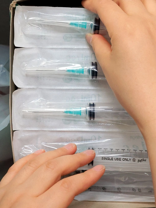 중동 사태 장기화로 석유화학 원료 기반 의료 소모품의 수급 차질 우려가 커지자 정부가 주사기와 주사침에 대한 매점매석 행위를 금지하기로한 14일 서울의 한 병원에서 관계자가 주사기를 정리하고 있다. 2026.4.14<br>뉴스1