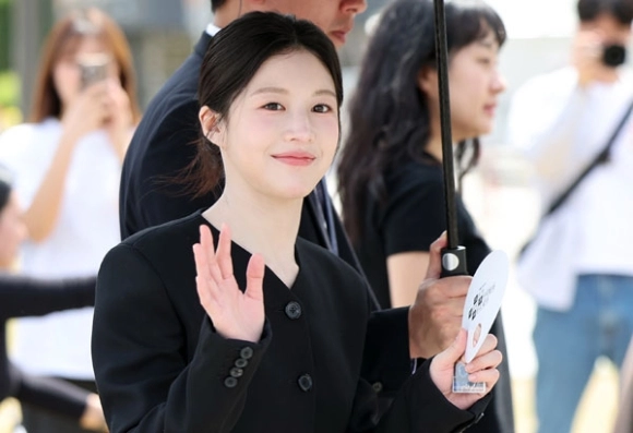 배우 고윤정이 14일 서울 종로구 광화문광장에서 오는 18일 방송되는 JTBC 새 토일드라마 ‘모두가 자신의 무가치함과 싸우고 있다’ 팝업스토어를 방문하고 있다. 2026.4.14<br>뉴스1