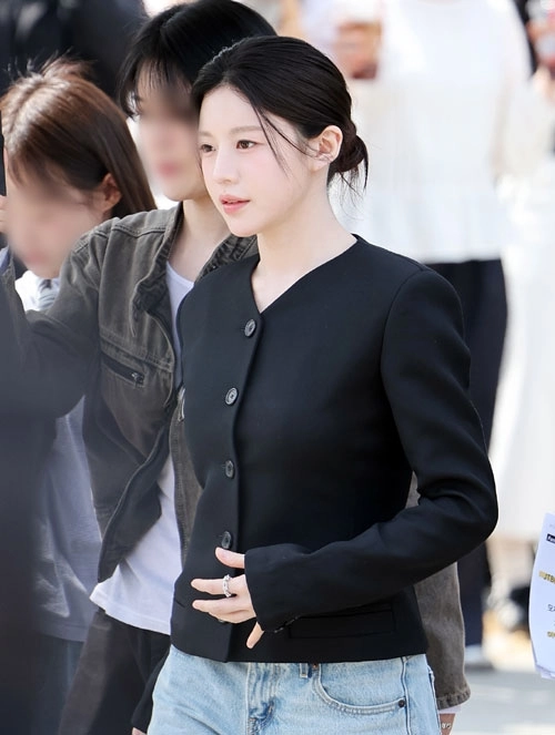 배우 고윤정이 14일 서울 종로구 광화문광장에서 오는 18일 방송되는 JTBC 새 토일드라마 ‘모두가 자신의 무가치함과 싸우고 있다’ 팝업스토어를 방문하고 있다. 2026.4.14<br>뉴스1