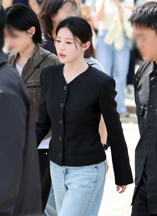 배우 고윤정이 14일 서울 종로구 광화문광장에서 오는 18일 방송되는 JTBC 새 토일드라마 ‘모두가 자신의 무가치함과 싸우고 있다’ 팝업스토어를 방문하고 있다. 2026.4.14<br>뉴스1