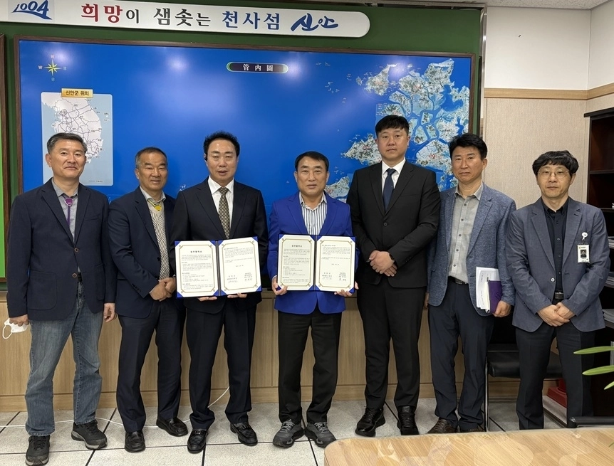 전남 신안군이 지난 4월 9일 감로씨푸드 영어조합법인과 마른김 가공공장 신축을 위한 업무협약을 체결했다. (신안군 제공)