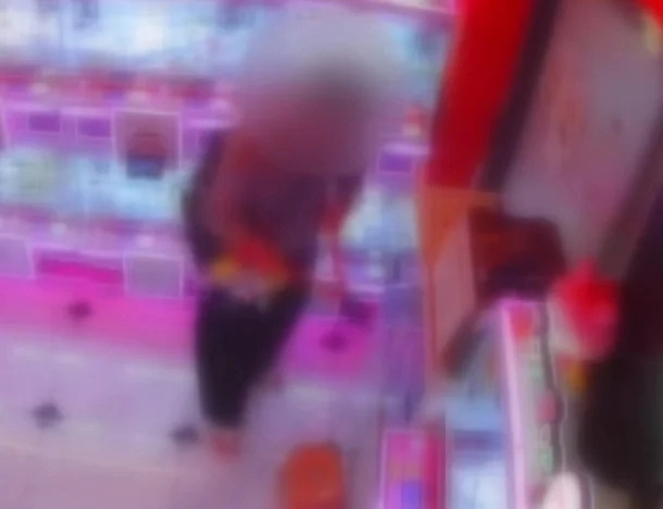 10대 중학생 2명이 서울 관악구 일대 인형뽑기방을 돌며 현금 1000만원을 훔쳐 달아난 사건이 발생했지만, 검찰은 경찰의 긴급체포 신청을 받아들이지 않았다. JTBC ‘사건반장’ 제보화면