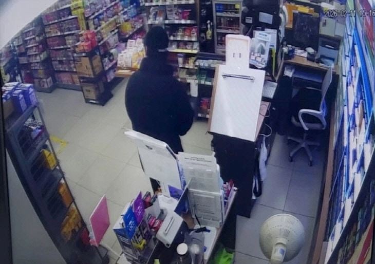 대전의 한 편의점에서 10대 촉법소년 2명이 앞서 다른 범죄로 훈방 조치된 후 계산대 절도를 벌여 소년원 송치 심사를 받게 됐다. 사진은 2월 11일 3시 16분 점주의 시선을 돌린 뒤 계산대에 들어가려는 CCTV 모습.