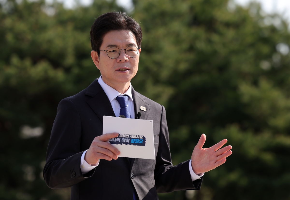 정원오 더불어민주당 서울시장 후보가 14일 오전 서울 용산구 국립중앙박물관 호수 앞에서 여덟 번째 공약으로 문화·관광 분야를 발표하고 있다 뉴시스