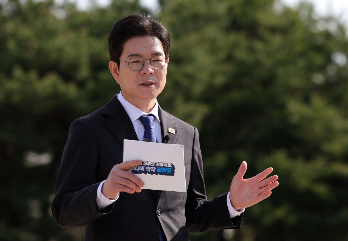 정원오 더불어민주당 서울시장 후보가 14일 오전 서울 용산구 국립중앙박물관 호수 앞에서 여덟 번째 공약으로 문화·관광 분야를 발표하고 있다 뉴시스