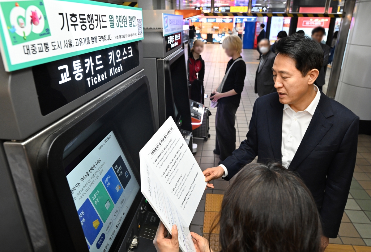 오세훈 서울시장이 14일 지하철 2호선 을지로입구역에서 ‘반값 혜택’ 기후동행카드 이용 현황을 점검하고 있다. 2026.4.14. 서울시 제공