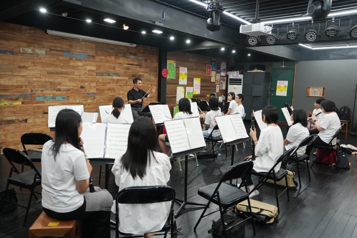 한화청소년오케스트라 단원들이 지난해 교육시간에 악기 레슨에 열중하고 있다. 한화 제공