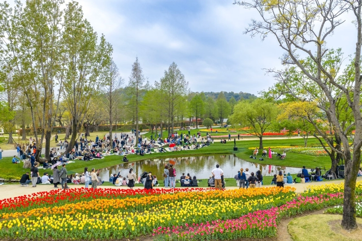 순천만국가정원 노을정원에서 관람객들이 클래식 포크 공연을 즐기고 있다.