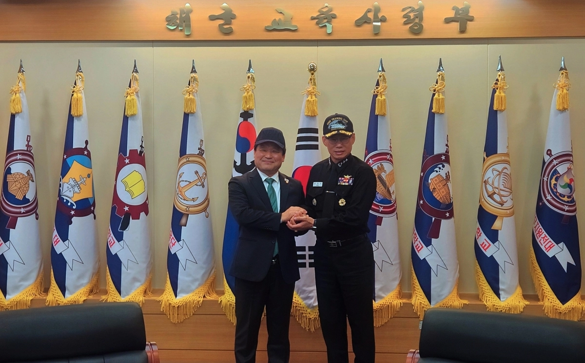 최부홍 국립목포대 총장과 강정호 해군교육사령관이 두 손을 잡고 있다.