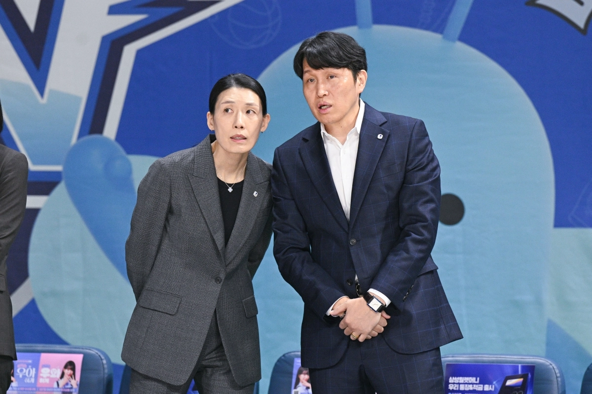 신임 전주원 감독과 위성우 총감독. WKBL 제공