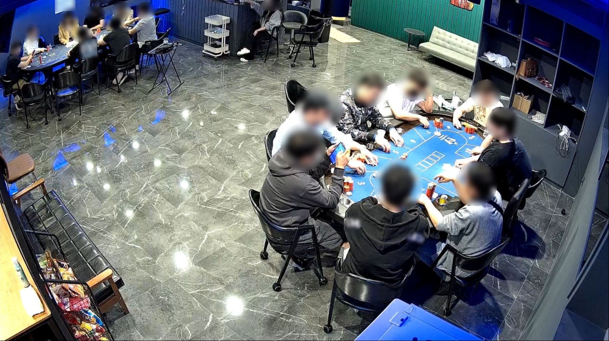 경찰이 단속한 부산 동구 한 상가건물 내 홀덤펍 위장 불법 도박장. 부산경찰청 제공